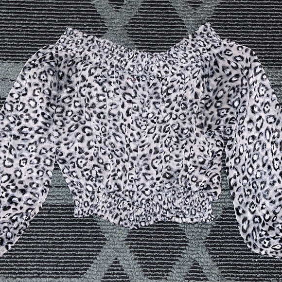 Off shoulder cheetah print top - Picture 2 of 4